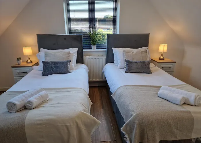 Large 4-Bed House For Up To 7 Guests W 2X Parking