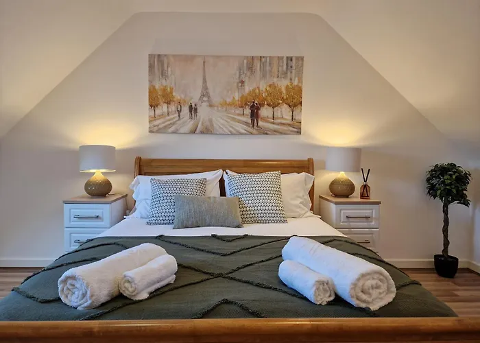 Large 4-Bed House For Up To 7 Guests W 2X Parking