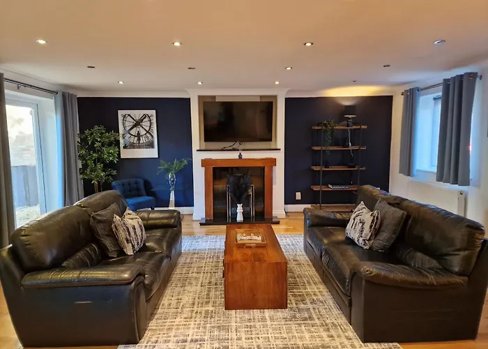 Large 4-Bed House For Up To 7 Guests W 2X Parking