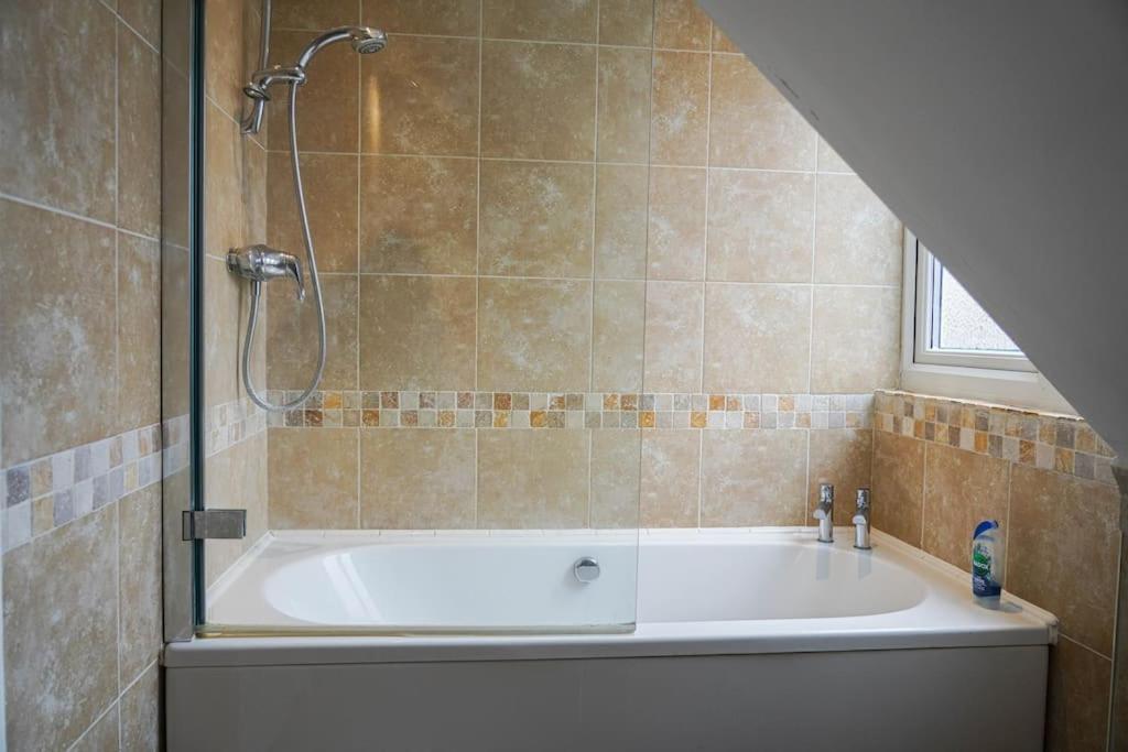 Vakantiehuis Large 4-bed House For Up To 7 Guests W 2x Parking