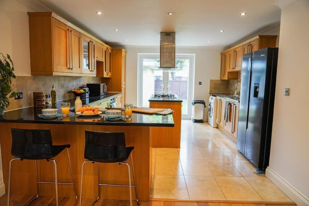 Vakantiehuis Large 4-bed House For Up To 7 Guests W 2x Parking *