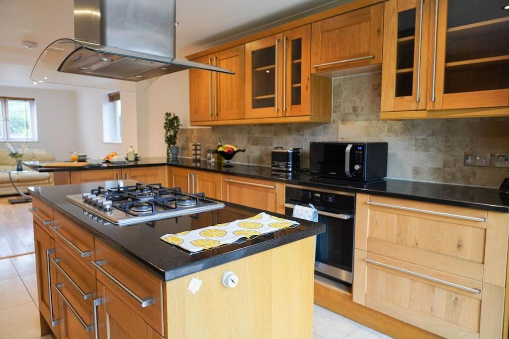 Vakantiehuis Large 4-bed House For Up To 7 Guests W 2x Parking *