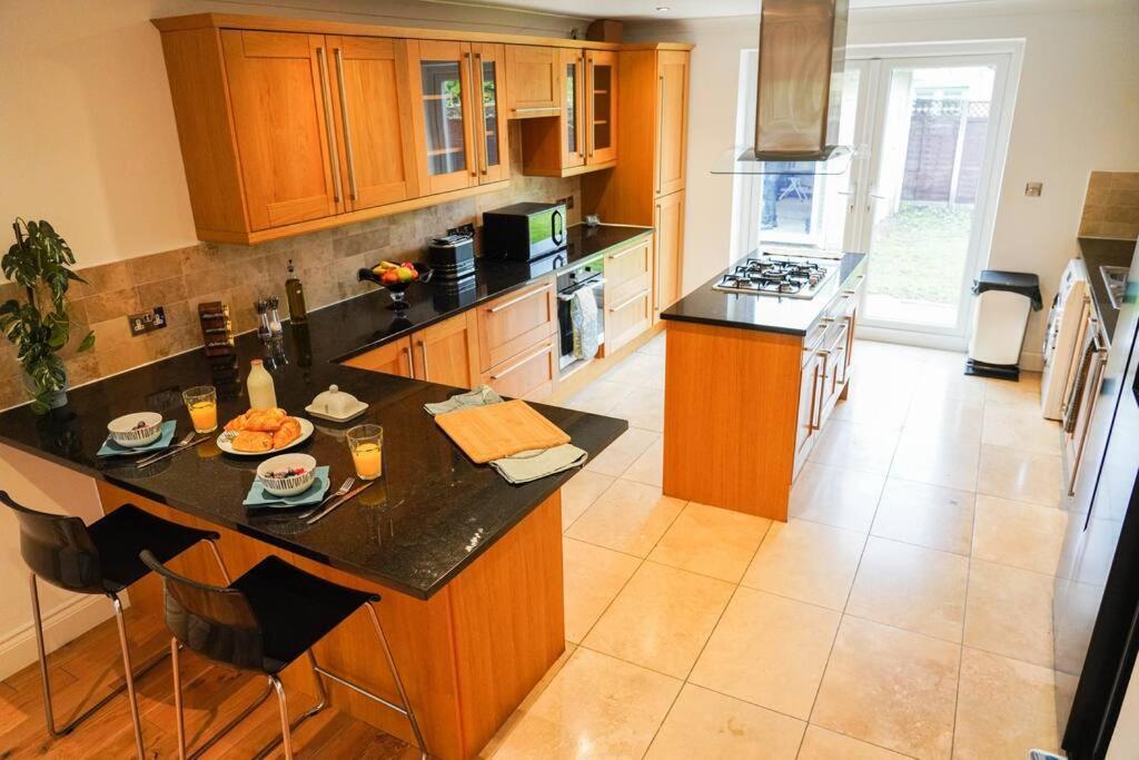 Vakantiehuis Large 4-bed House For Up To 7 Guests W 2x Parking *