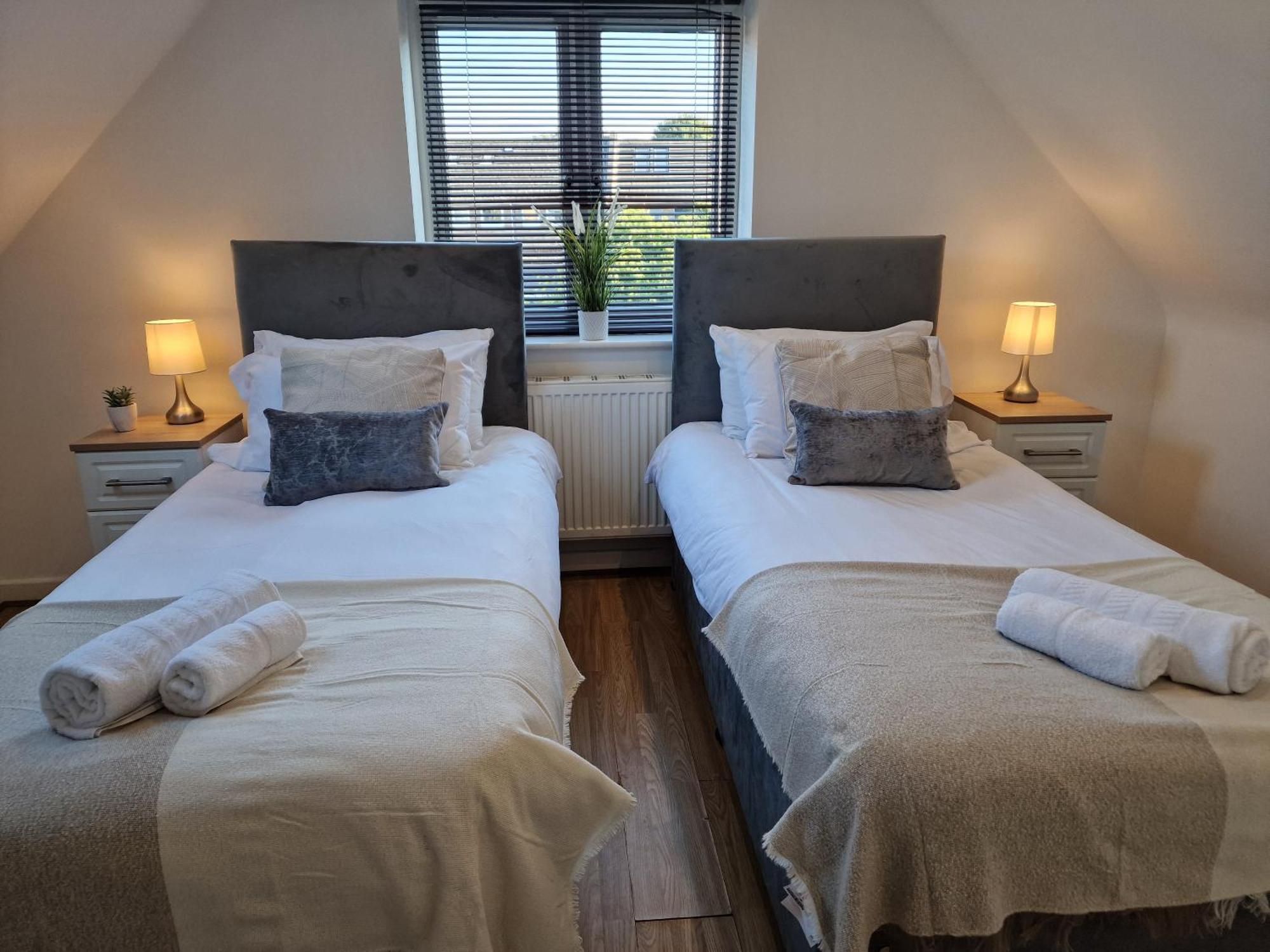 Large 4-bed House For Up To 7 Guests W 2x Parking Vakantiehuis