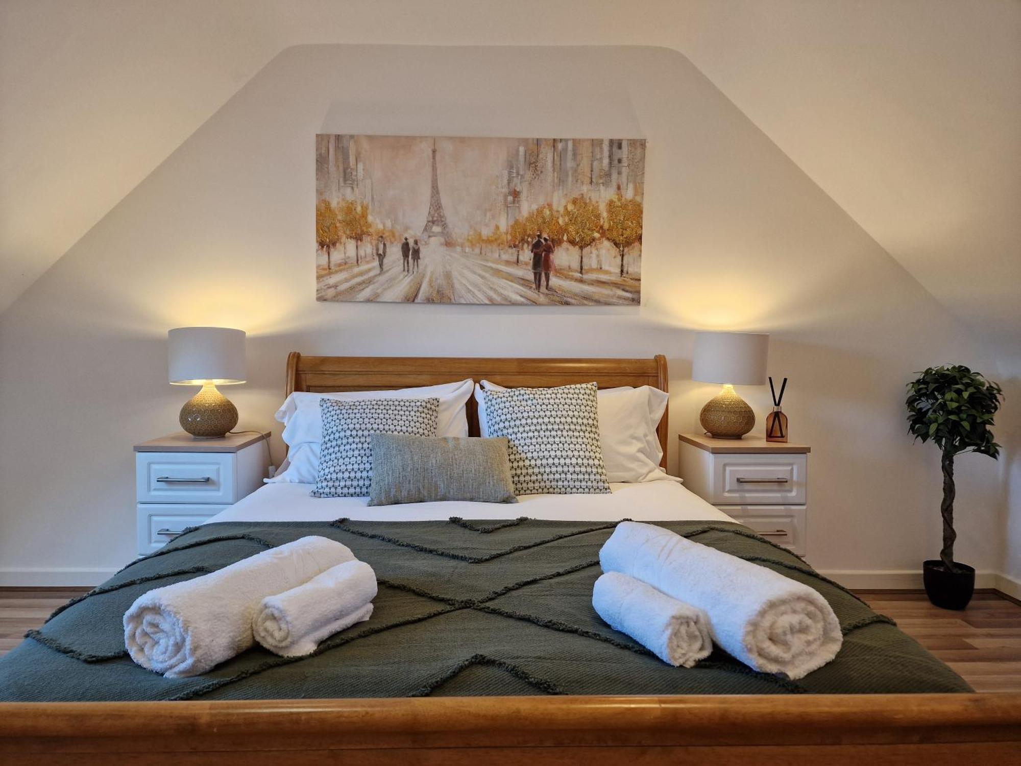 Large 4-bed House For Up To 7 Guests W 2x Parking Vakantiehuis *