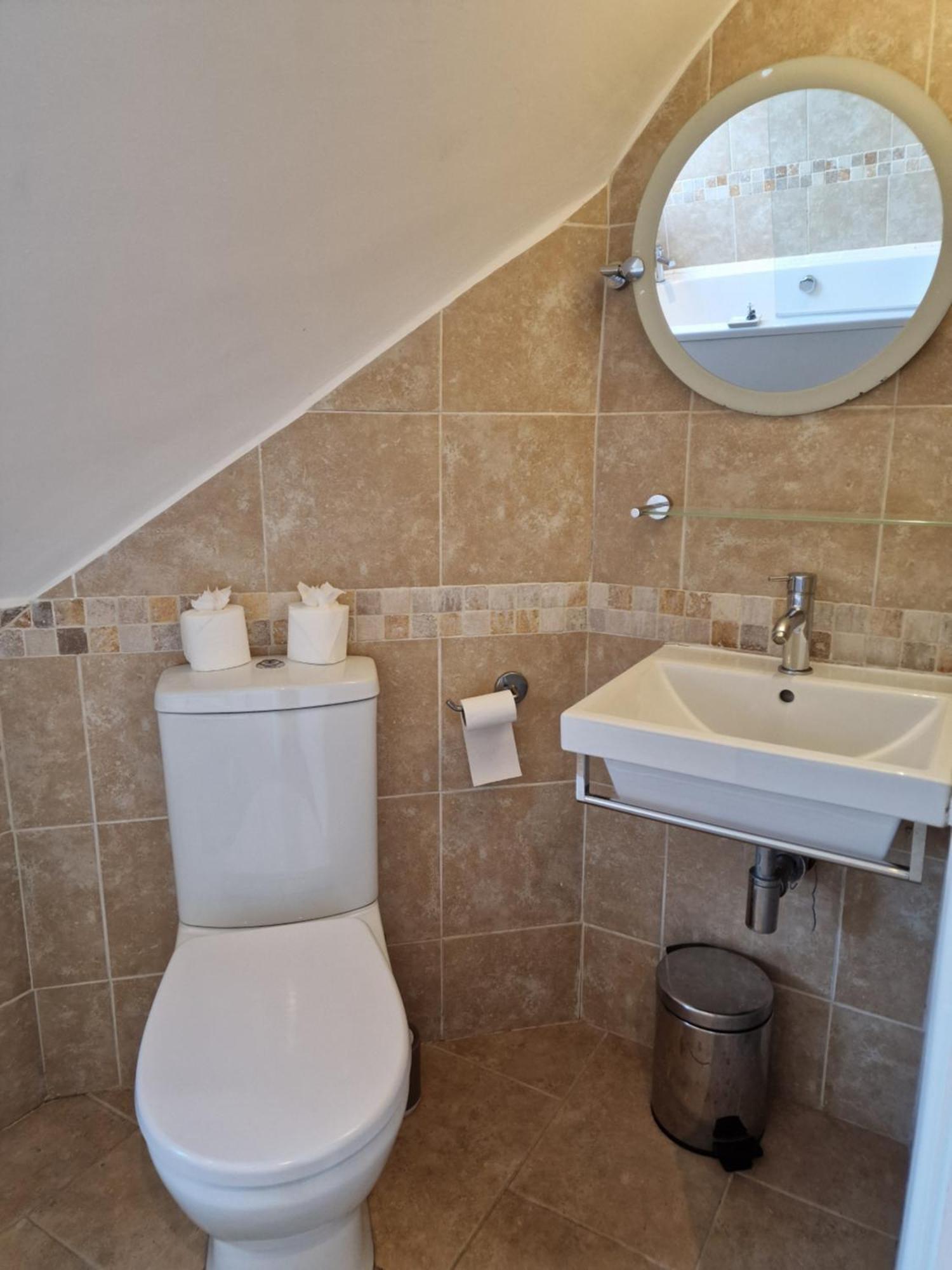 Large 4-bed House For Up To 7 Guests W 2x Parking