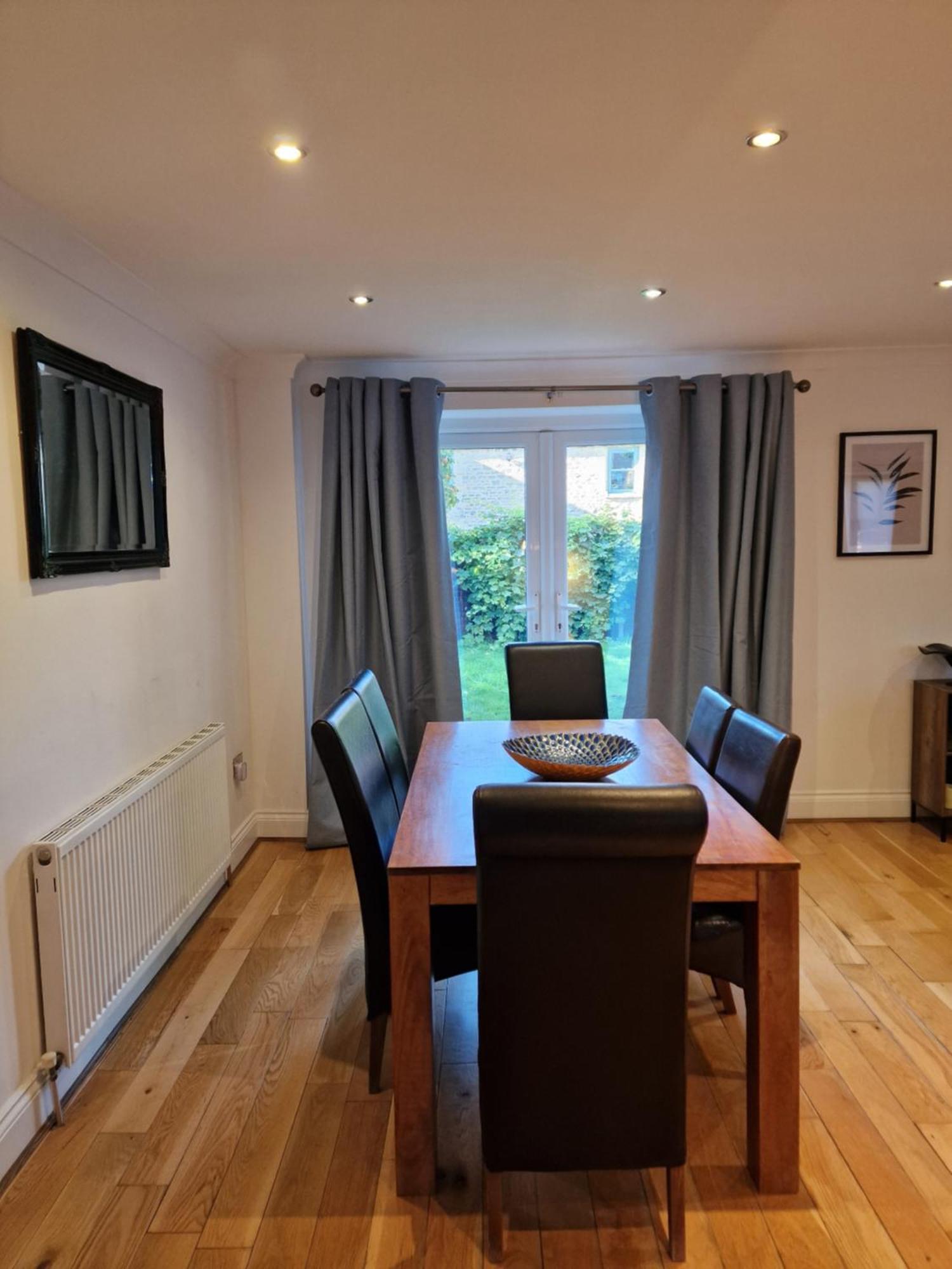 Large 4-bed House For Up To 7 Guests W 2x Parking *